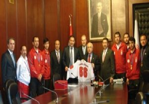 Hokeycilerden TBMM ziyareti